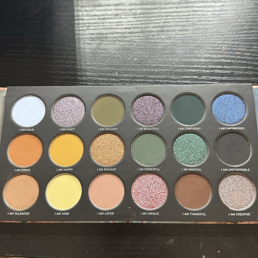 Never used eyeshadow palette - Picture 2 of 2
